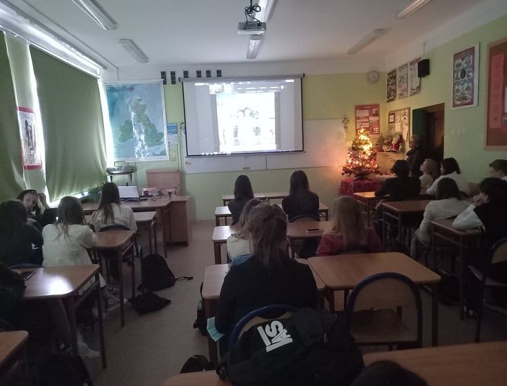 Zdjęcie przedstawia uczniów klas licealnych oglądających prezentację multimedialną