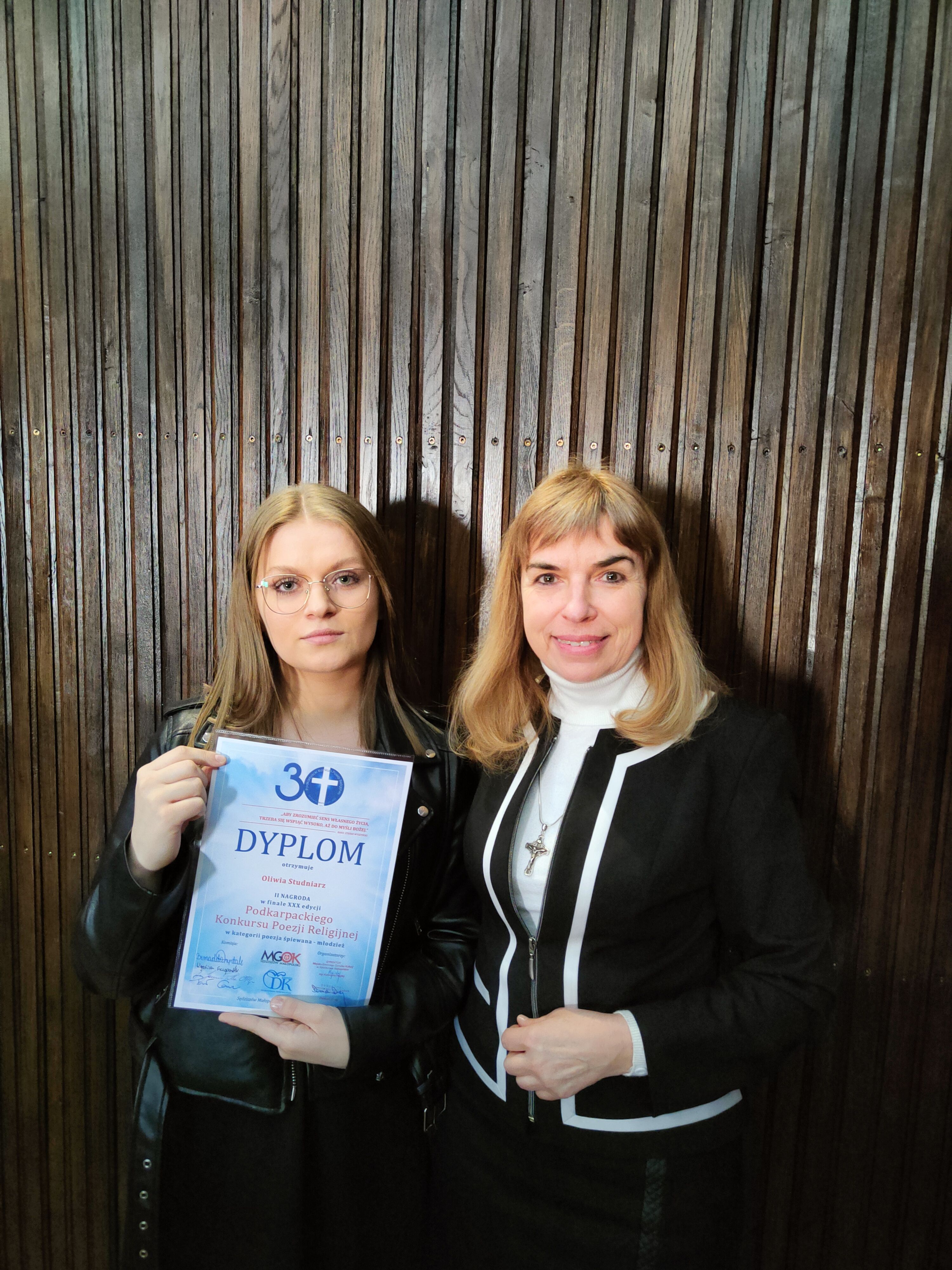 zdjęcie laureatki Oliwi wraz z nauczycielką przygotowującą do konkursu