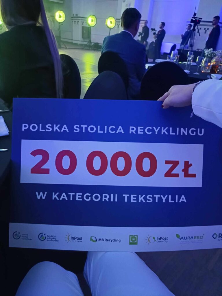 Zdjęcie przedstawia czek na 20 tysięcy złotych, jako nagrody dla ZSO 1 w Mielcu.