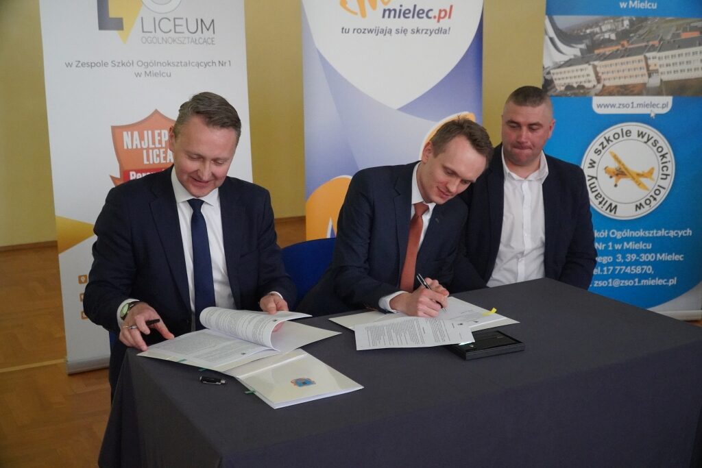 Prezydent Mielca, p. Jacek Wiśniewski, podpisuje wraz z przedstawicielami firmy KARPAT_BUD umowę na budowę hali sportowej przy ZSO nr1 w Mielcu.